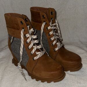 Like New - Sorel Grey & Tan Boots